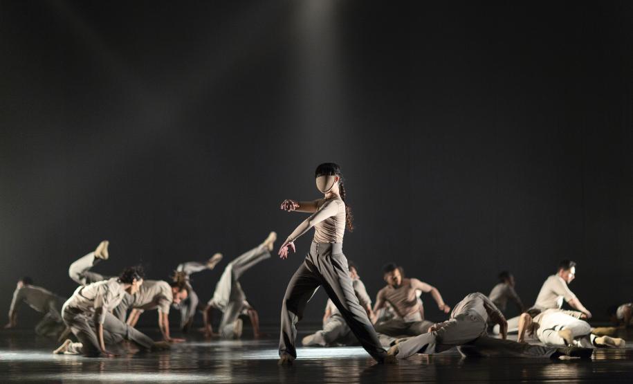 o Balé encantará plateias com duas das principais montagens dos últimos anos: V.I.C.A., que reflete sobre o isolamento social imposto pela pandemia, e Piá, coreografia que aborda a miscigenação brasileira
