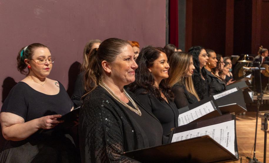 coro sinfônico de mulheres a postos no palco