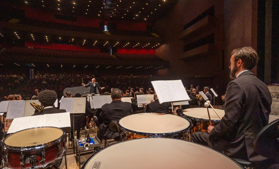 Orquestra realiza concerto didático no palco do Guairão