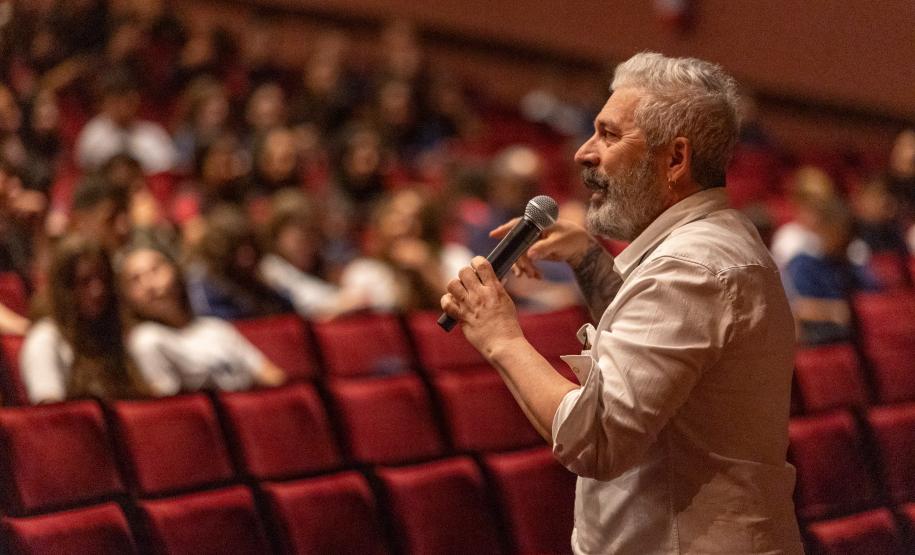 Diretor artístico, Áldice Lopes, falando ao microfone com a plateia