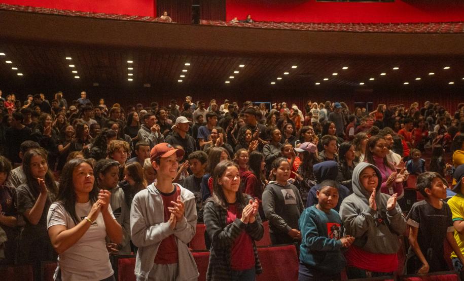 plateia aplaude de pé