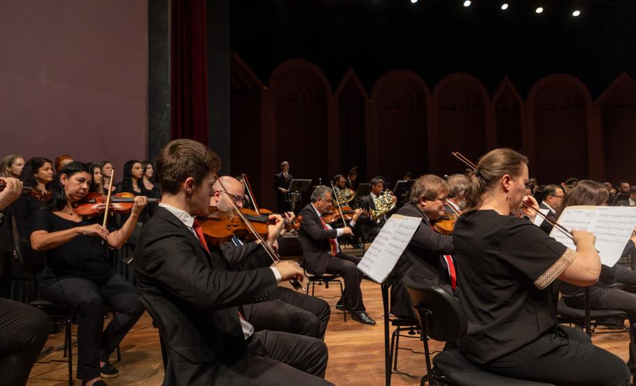 Orquestra no palco do Guairão