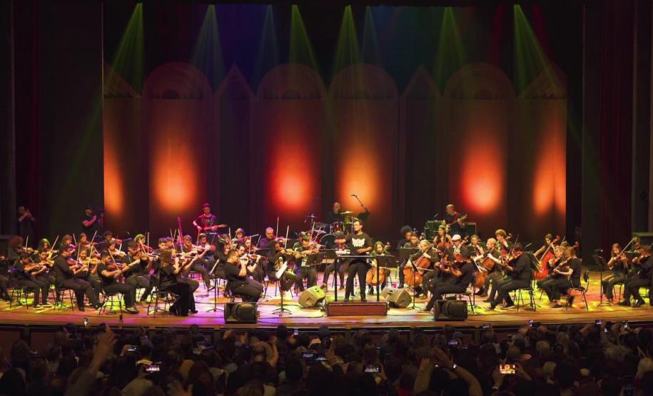 Orquestra Cordas do Iguaçu posicionada no palco