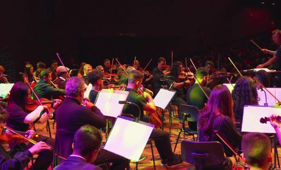 Orquestra Cordas do Iguaçu posicionada no palco
