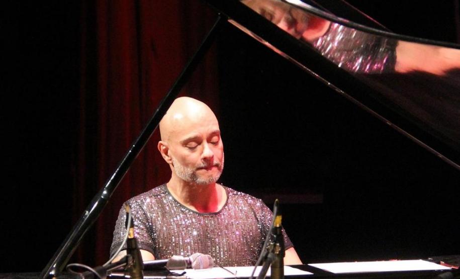 Koury tocando piano em apresentação