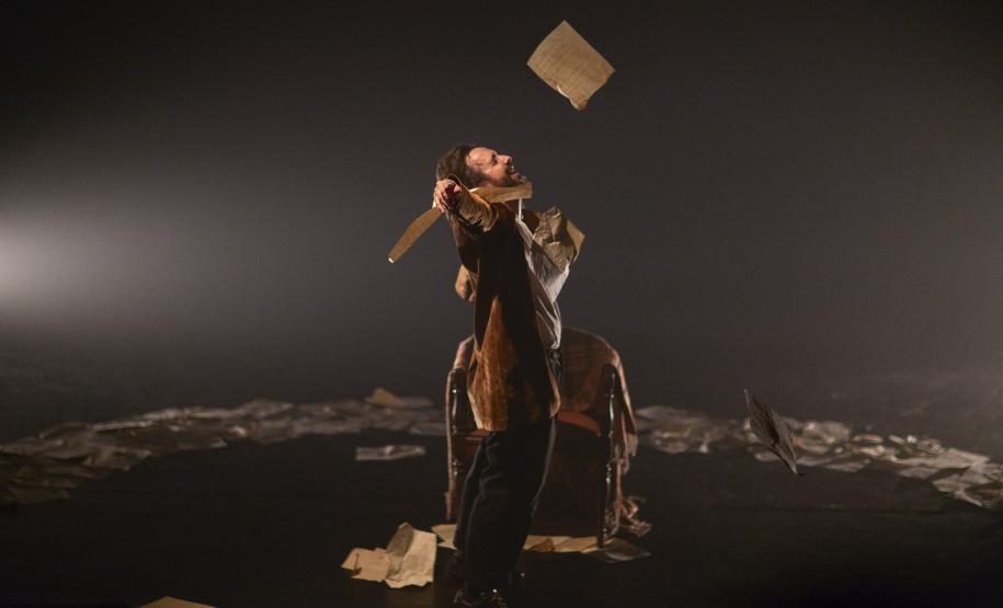 Cenas do espetáculo no Festival de Teatro de Curitiba