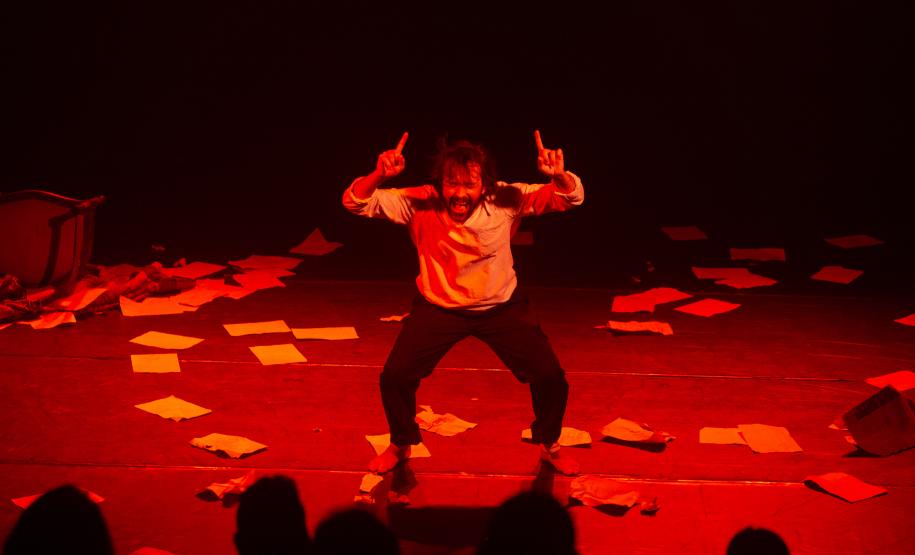 Cenas do espetáculo no Festival de Teatro de Curitiba