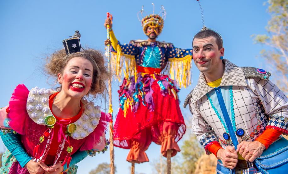 grupo reunido e caracterizado ao ar livre