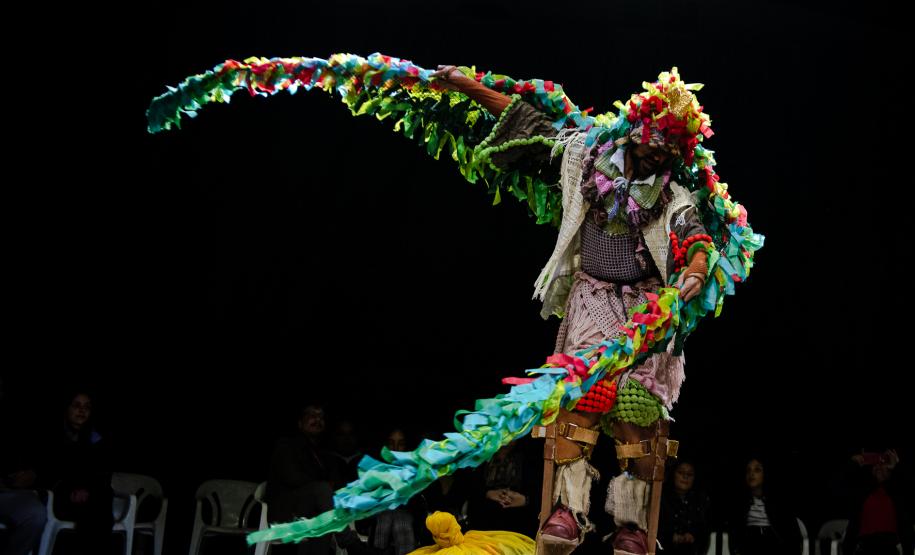 personagem caracterizado no palco