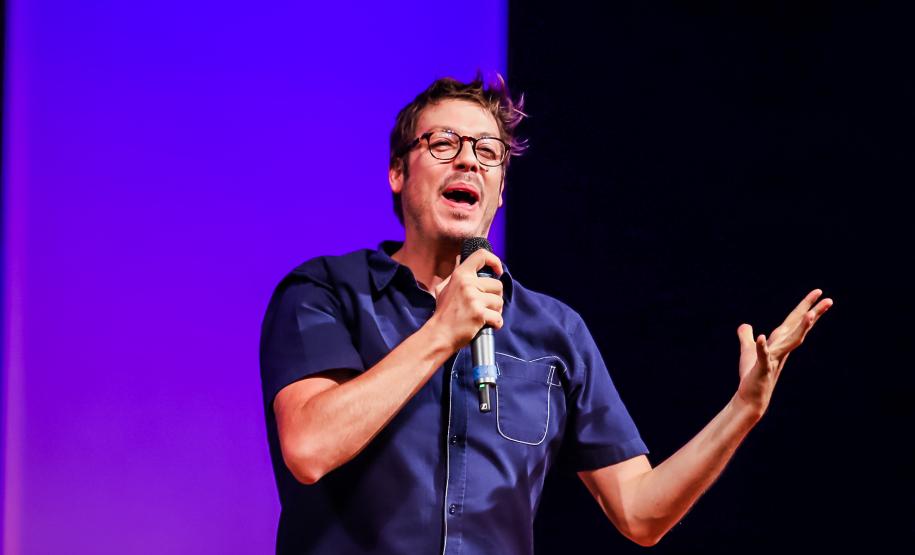 Porchat em cena no palco