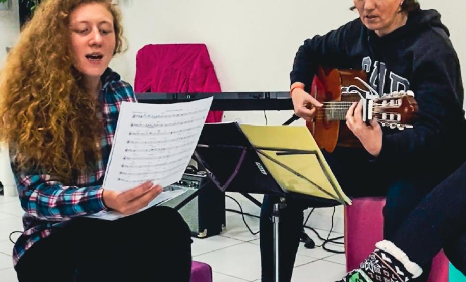 Arte e fotos de ensaio do elenco