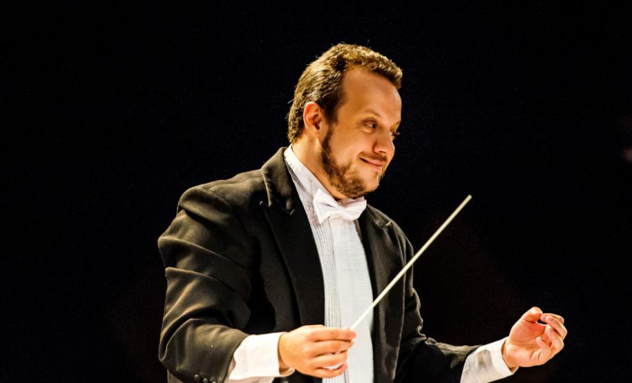 maestro Guilherme Mannis de terno em apresentação