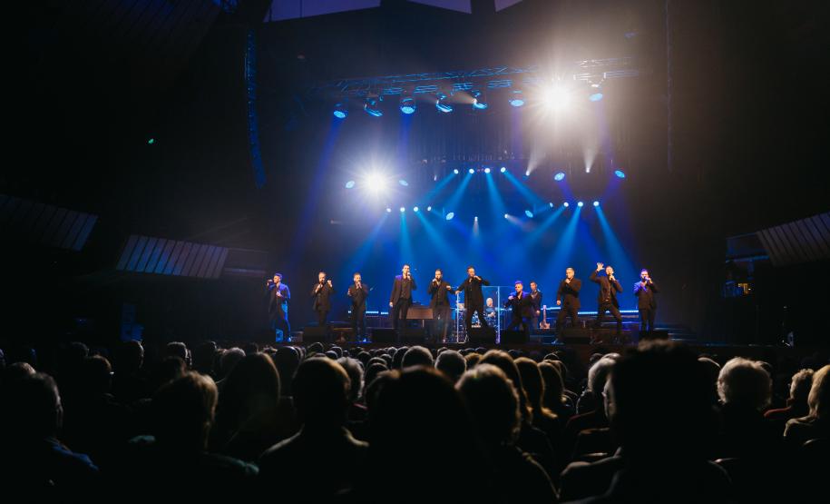 grupo em apresentação no palco
