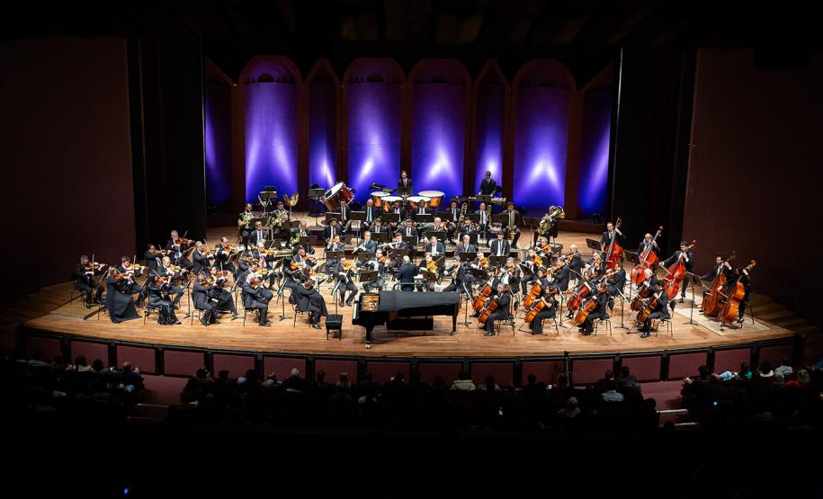 Orquestra e solista no palco do Guairão.