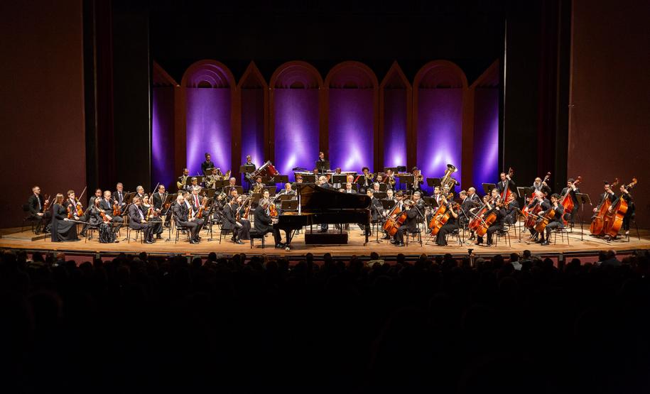 Orquestra e solista no palco do Guairão.