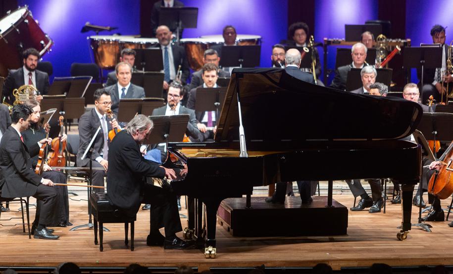 Orquestra e solista no palco do Guairão.