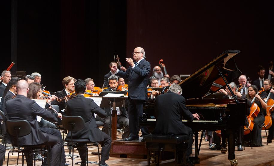 Orquestra e solista no palco do Guairão.