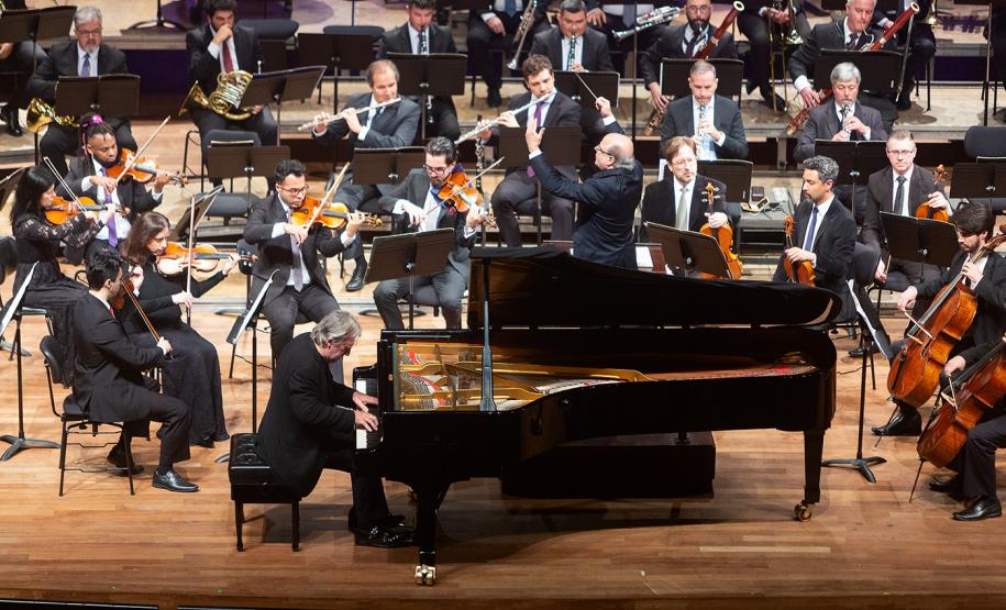 Orquestra e solista no palco do Guairão.