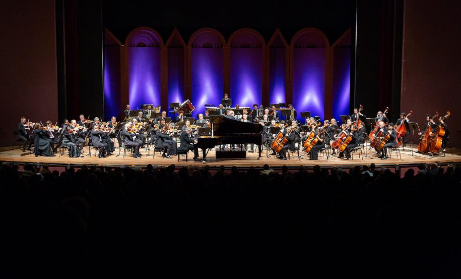 Orquestra e solista no palco do Guairão.