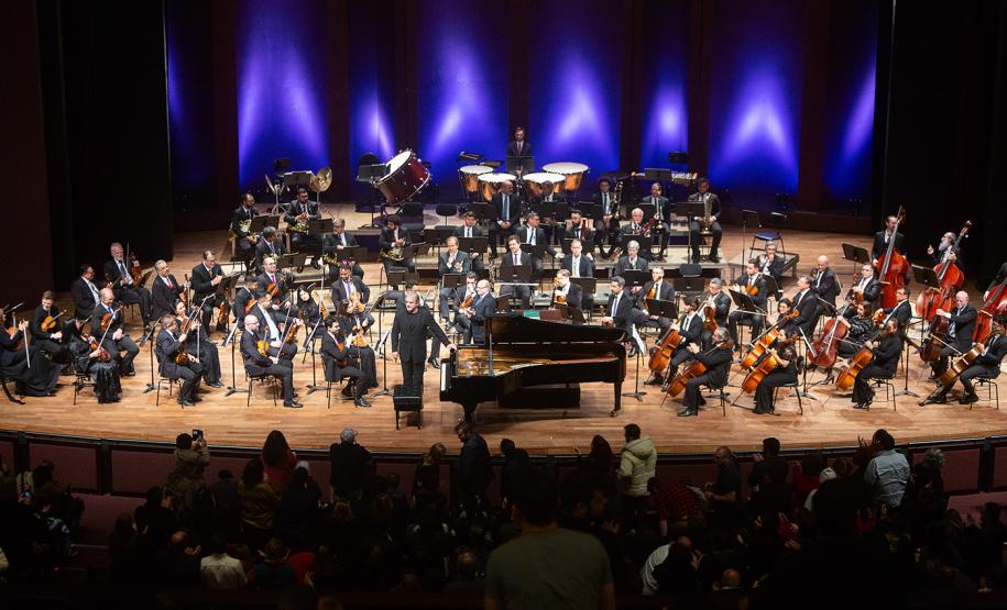 Orquestra e solista no palco do Guairão.