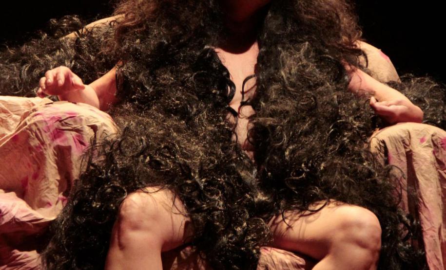 Atriz encena o monólogo