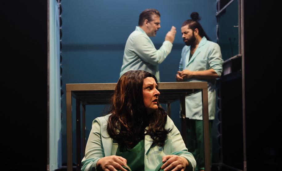 Cenas do espetáculo, com atores vestidos de médicos e uma paciente em cenário de sala de cirurgia