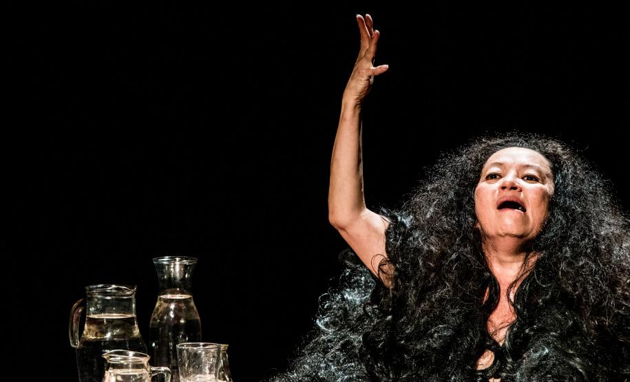 Atriz encena o monólogo