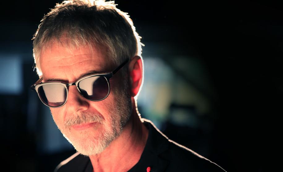 Retrato do cantor de óculos esculos em luz natural