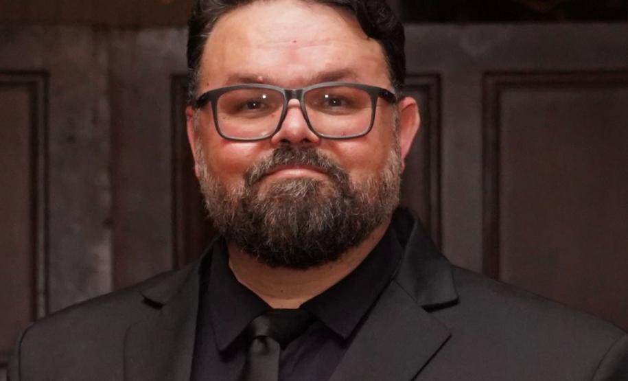 maestro alexandre mousquer posa para foto