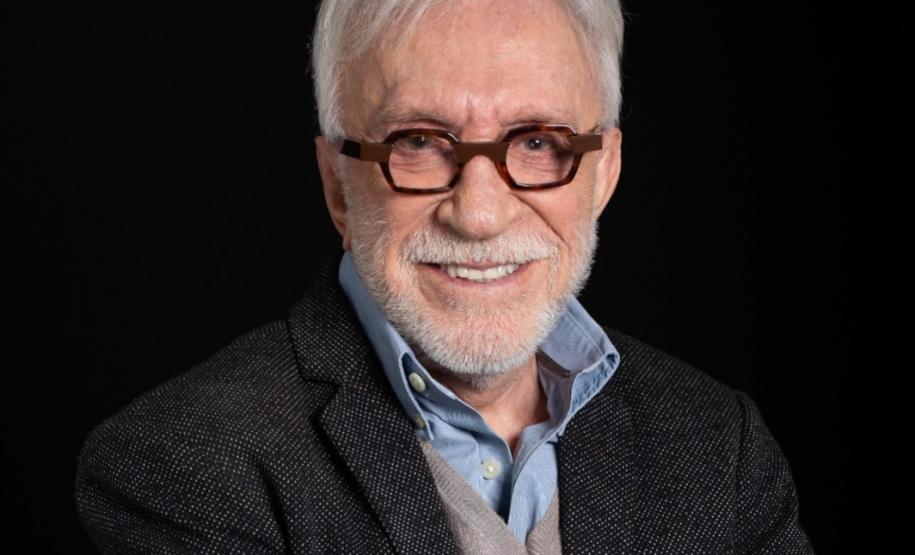 moacyr franco posa para foto