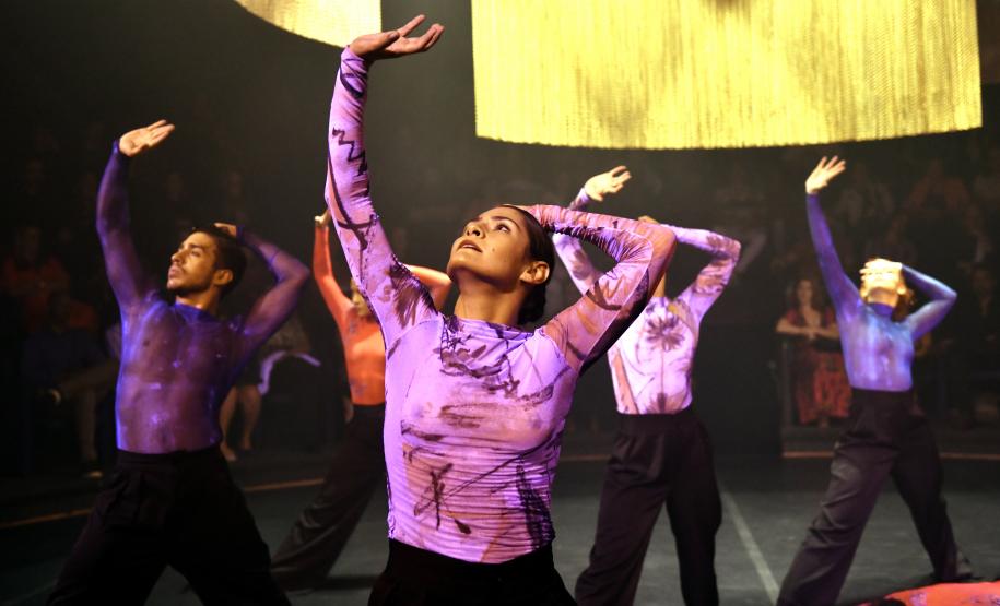 grupo de dança em apresentação carlota