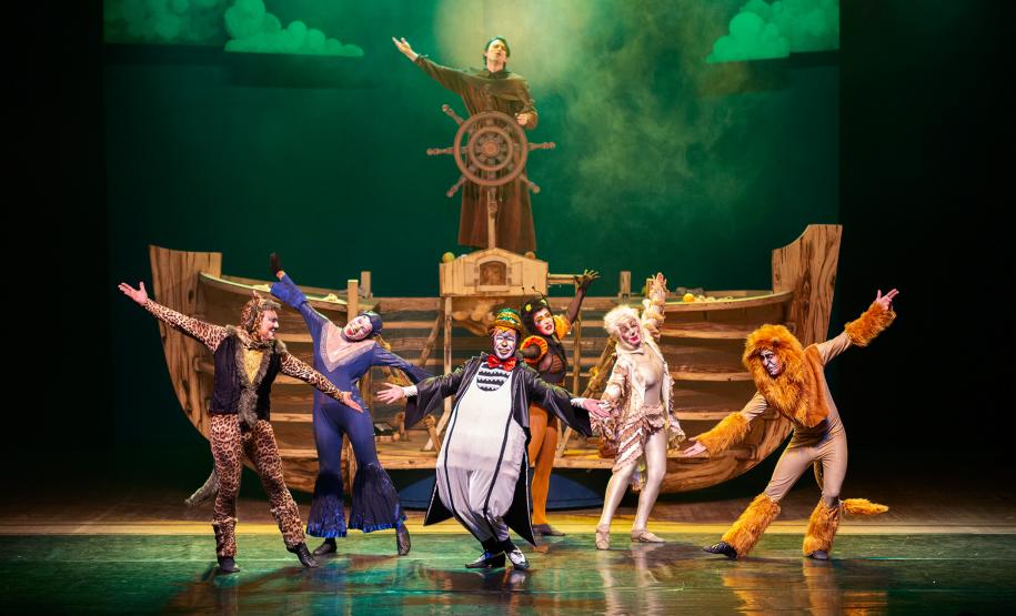 personagens em frente à arca