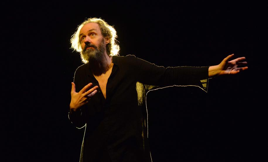 Atores no palco em iluminação de alto contraste