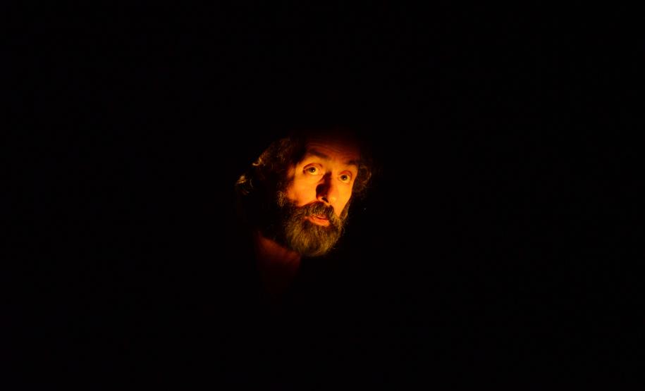 Atores no palco em iluminação de alto contraste