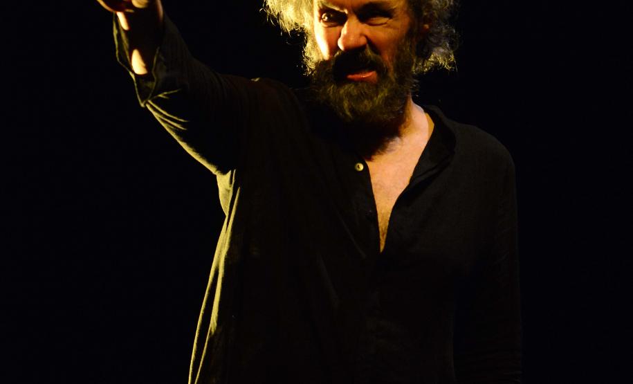 Atores no palco em iluminação de alto contraste