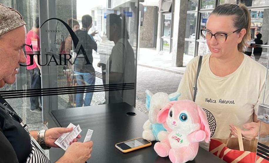 Entrega de brinquedos para doação e recebimento dos ingressos