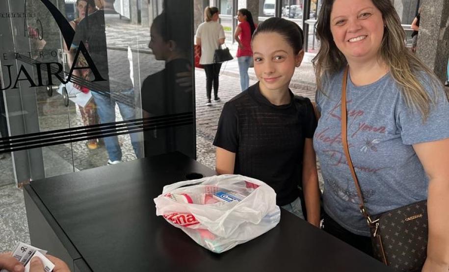 Entrega de brinquedos para doação e recebimento dos ingressos