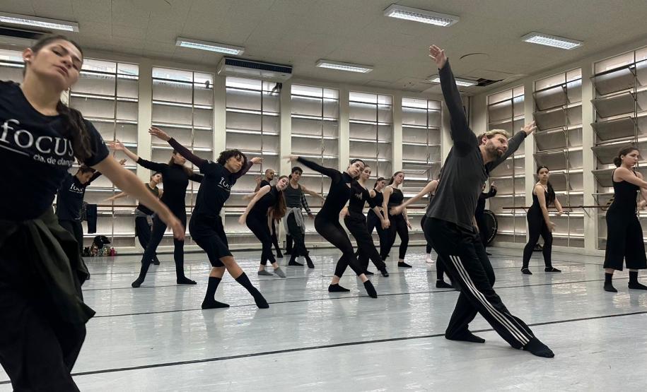 Alunos e bailarinos da companhia Focus durante a oficina