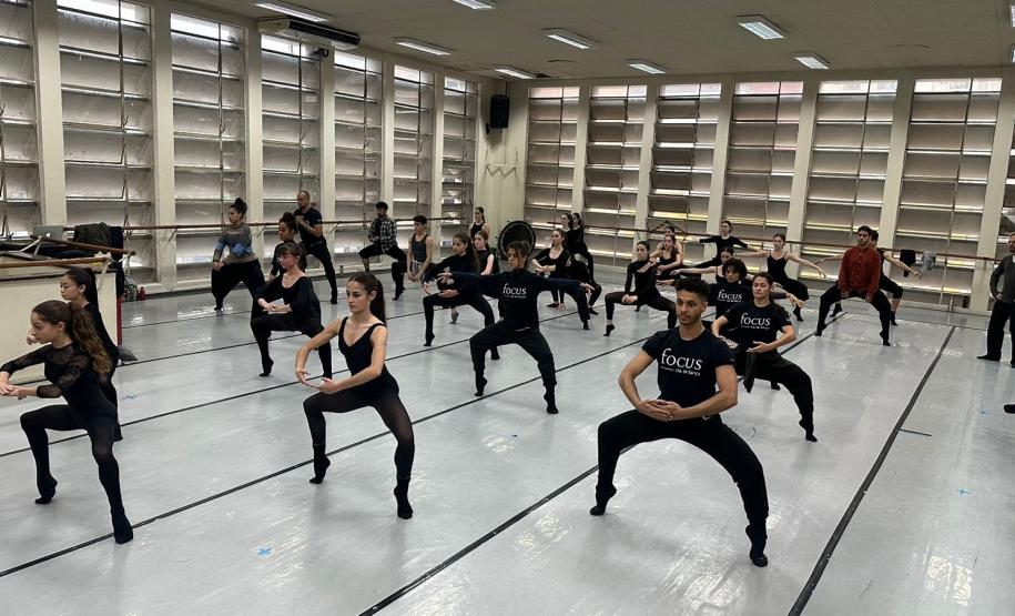 Alunos e bailarinos da companhia Focus durante a oficina