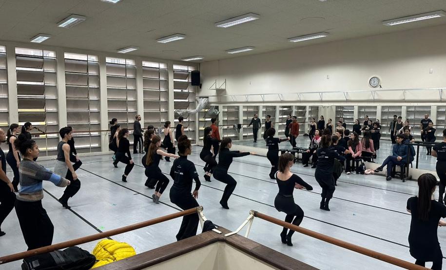 Alunos e bailarinos da companhia Focus durante a oficina