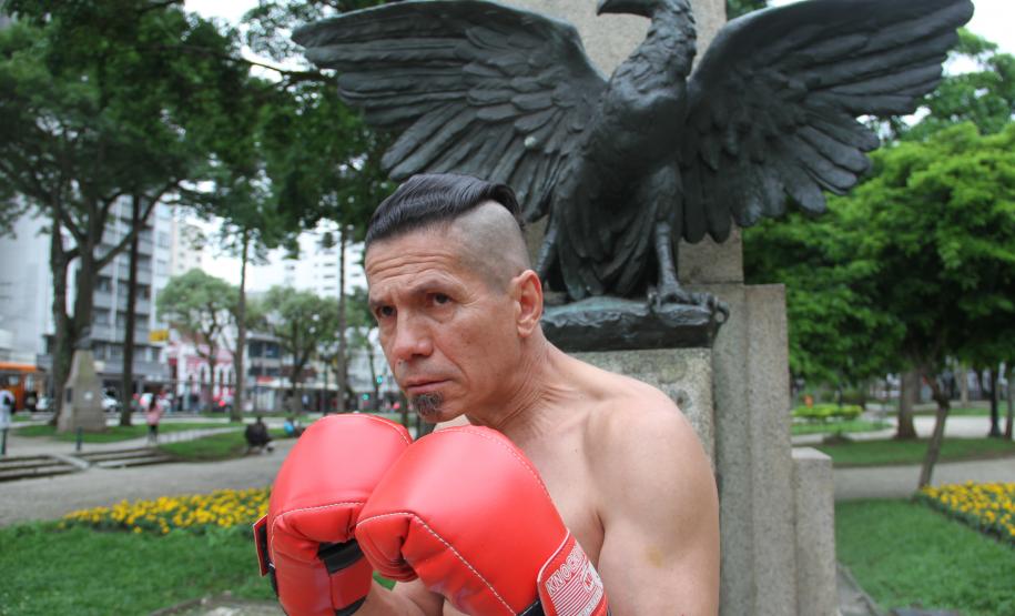 Quem dá vida ao boxeur no palco-ringue é o ator Jota Eme