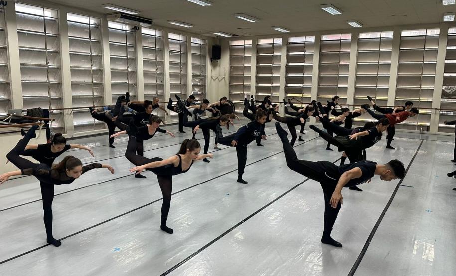 Alunos e bailarinos da companhia Focus durante a oficina