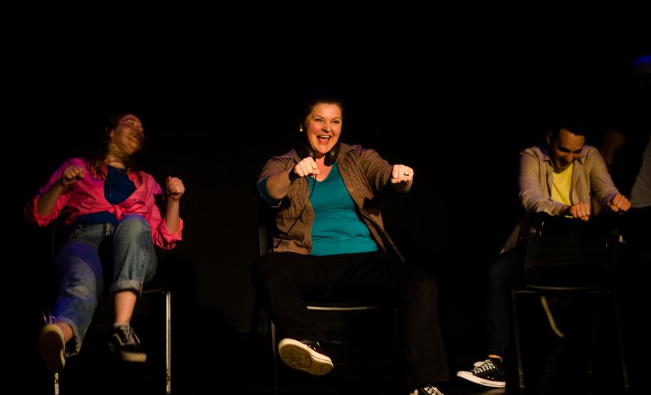 atores em cena com roupas coloridas