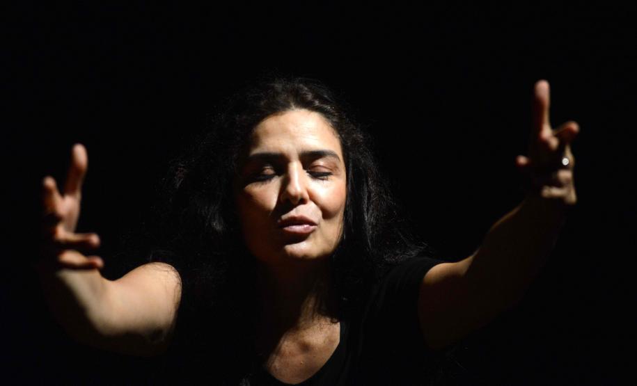 Atores no palco em iluminação de alto contraste