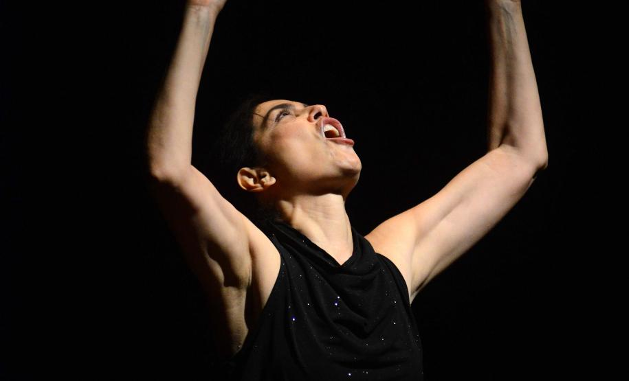 Atores no palco em iluminação de alto contraste