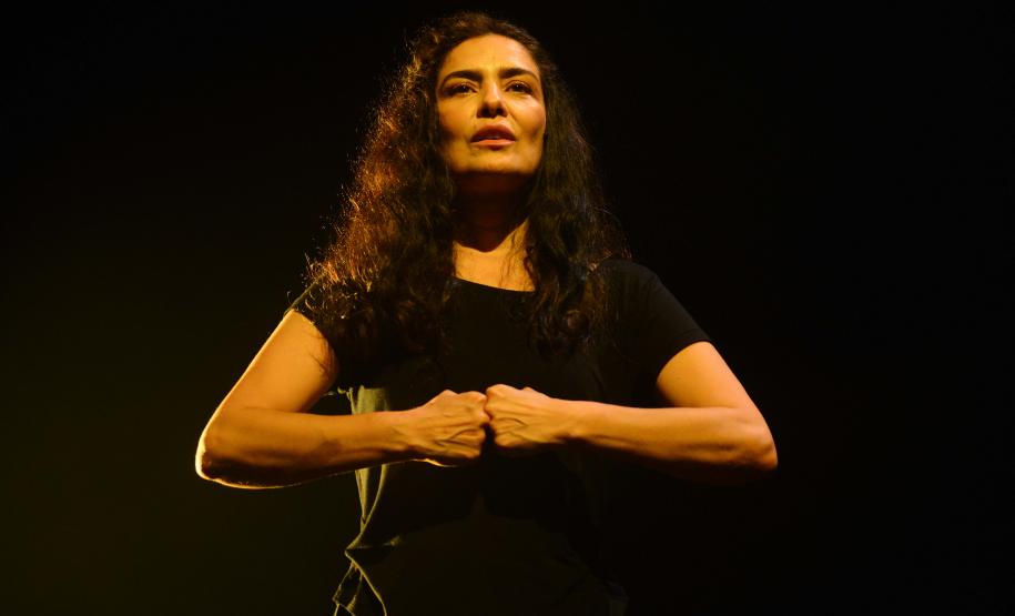 Atores no palco em iluminação de alto contraste