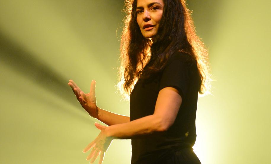 Atores no palco em iluminação de alto contraste