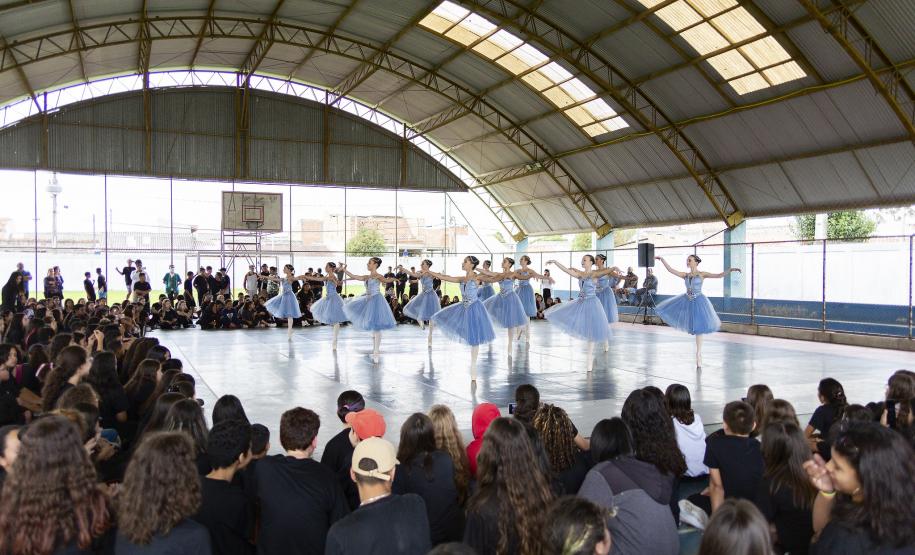 Alunas da Escola no proejto 'Guaíra para todos' e no palco do teatro em apresentação ao público