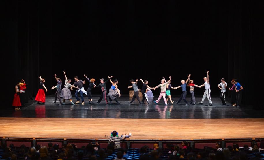 Parte do elenco em ensaio didático realizado para escolas públicas no Guairão