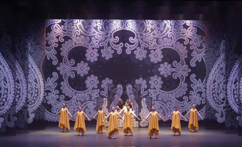 Integrantes do espetáculo em ensaio no palco do Guairão